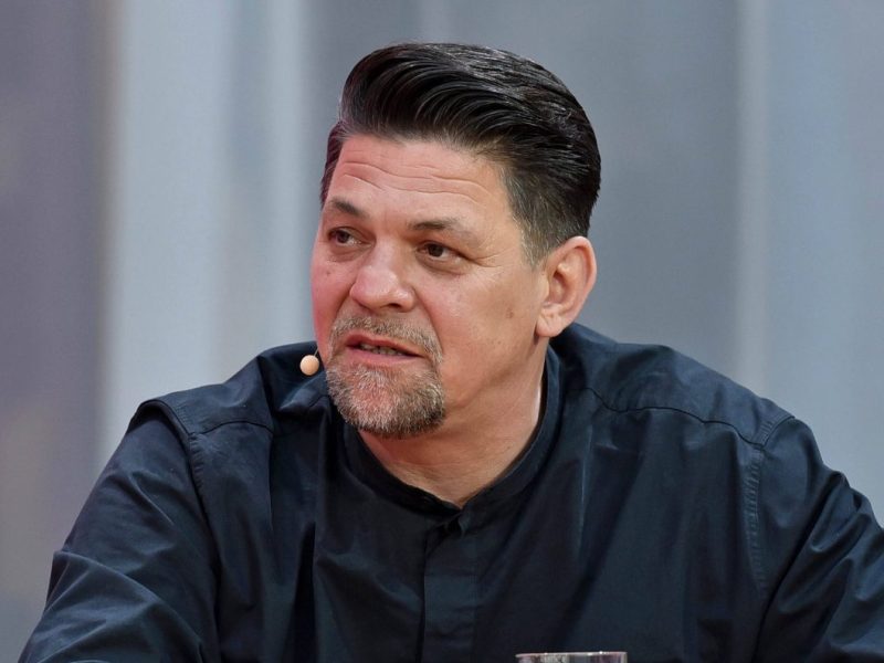 „Kitchen Impossible“ wäre ohne Tim Mälzer nur halb so packend. Doch schlägt der beliebte TV-Koch nun ernste Töne an.