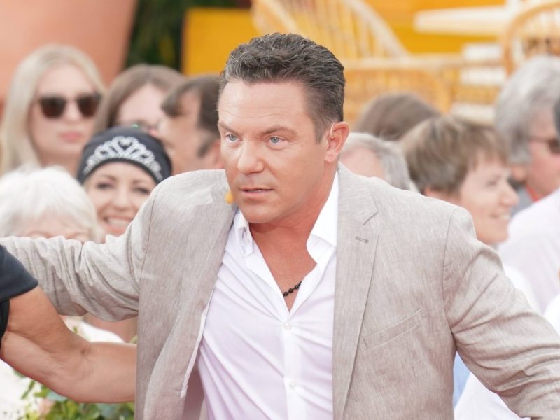 Stefan Mross begrüßte wieder die Zuschauer zu „Immer wieder sonntags“. Doch eine Kleinigkeit trübte seine sonst so heitere Stimmung...