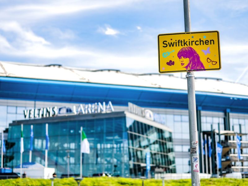 Taylor Swift tritt erst am Mittwoch auf Schalke auf, doch Fans kommen schon am Dienstag zur Veltins-Arena.