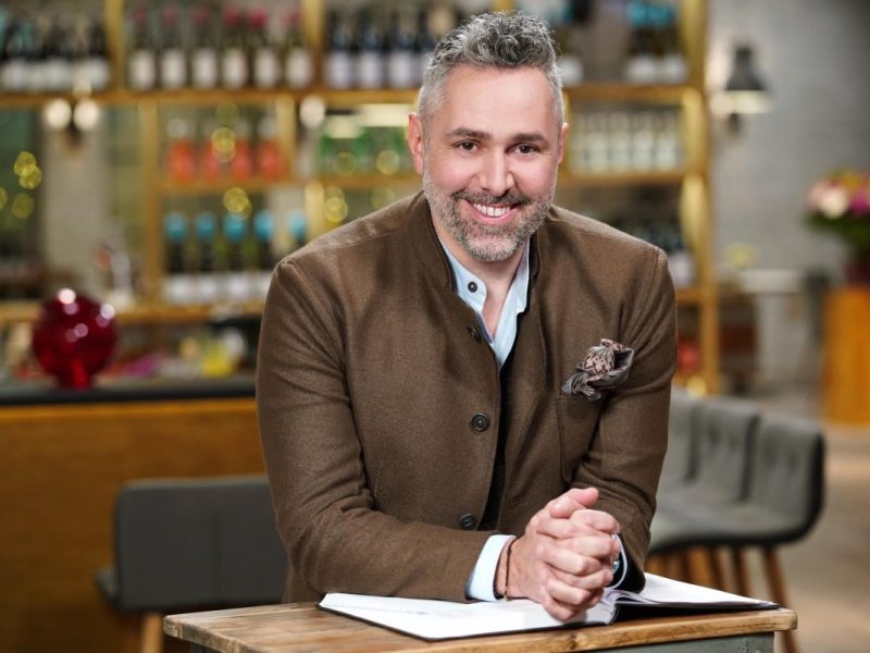 Bei „First Dates“ lernen sich nicht nur die Teilnehmer bei Blinddates besser kennen. Auch hinter den Kulissen fliegen die Liebesfunken...