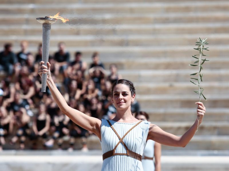 Eine Zeremonie mit antiken Symbolen vor Olympia 2024.