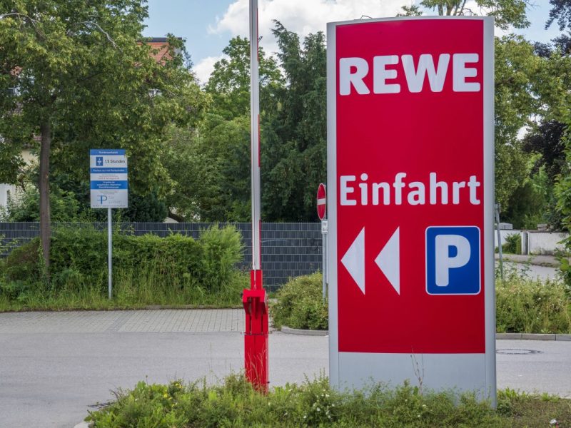 Was macht Rewe gegen blockierte E-Auto-Parkplätze?