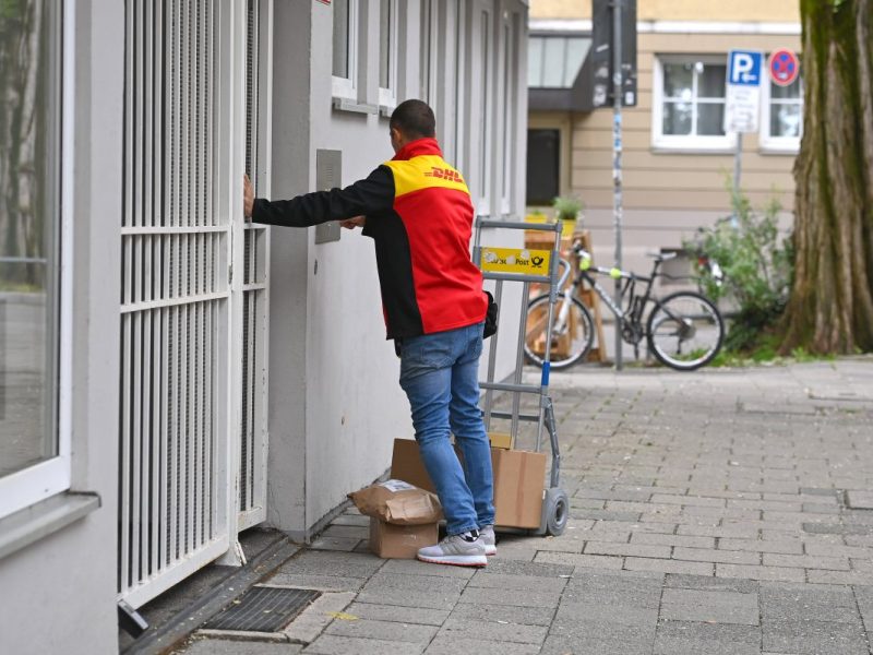 Ein DHL-Mitarbeiter packte aus