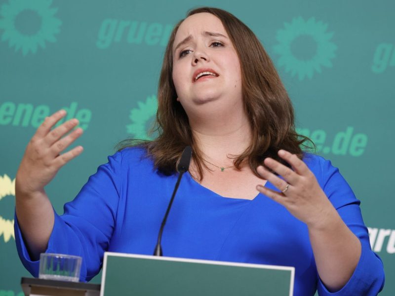 Zwei Polizisten verlassen die Grünen