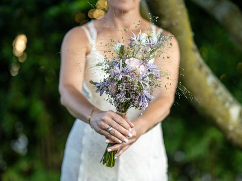 Kuriose Hochzeit: Frau heiratet 60 Menschen auf einmal.