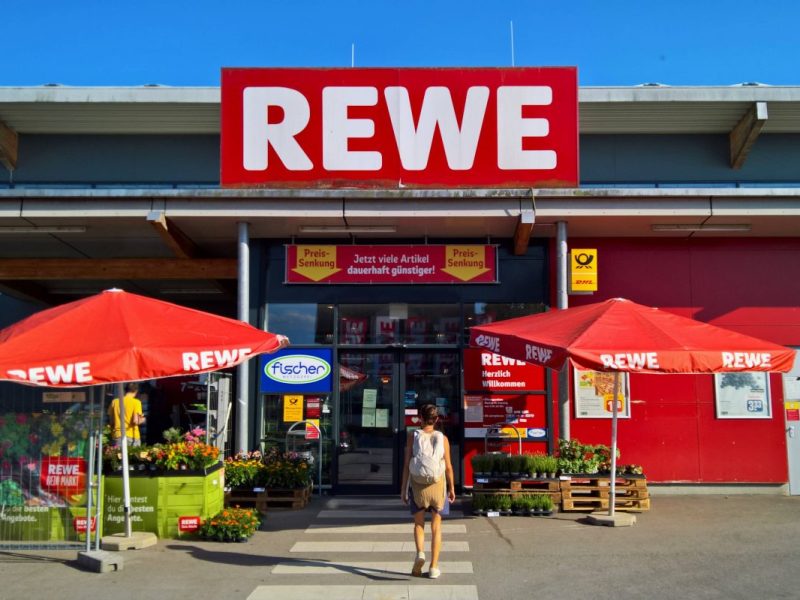 Rewe-Kunde entdeckt Gurkenglas im Regal und ist schockiert.