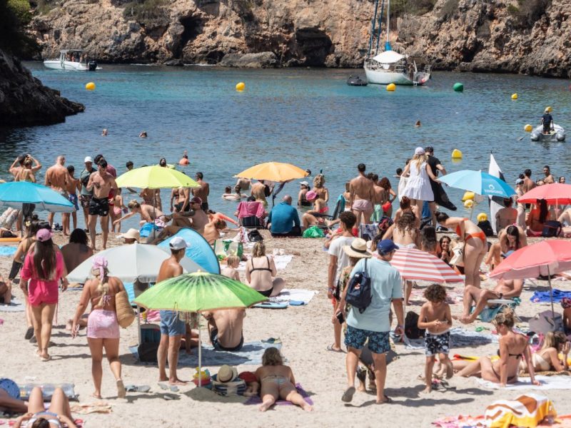 Die Einheimischen haben genug von den ganzen Menschen die Urlaub auf Mallorca machen.