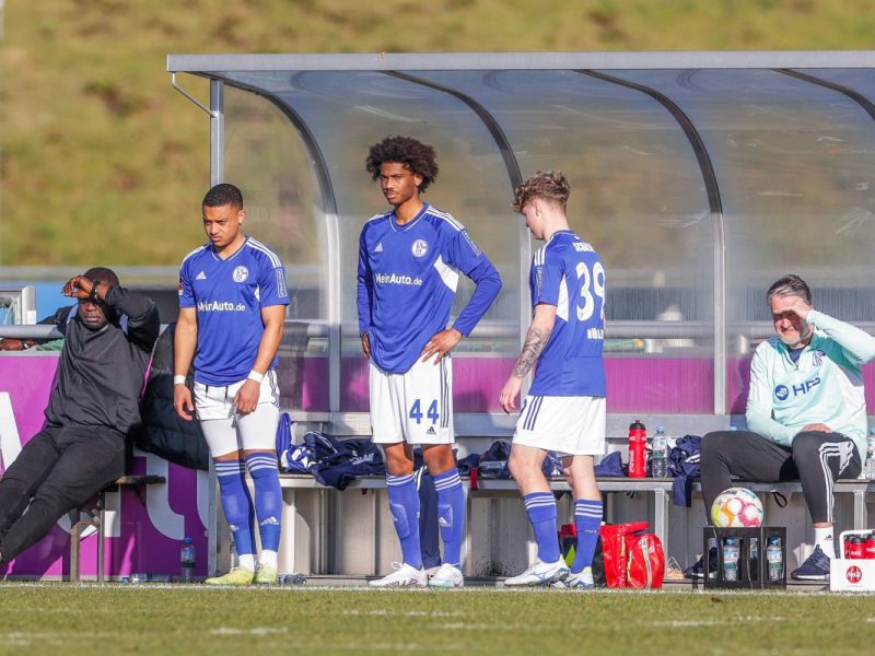 Ist das bitter! Ein Ex-Spieler von Schalke 04 hatte sich schon auf das Duell mit seinem Ex-Klub gefreut. Doch jetzt folgte ein herber Schlag.