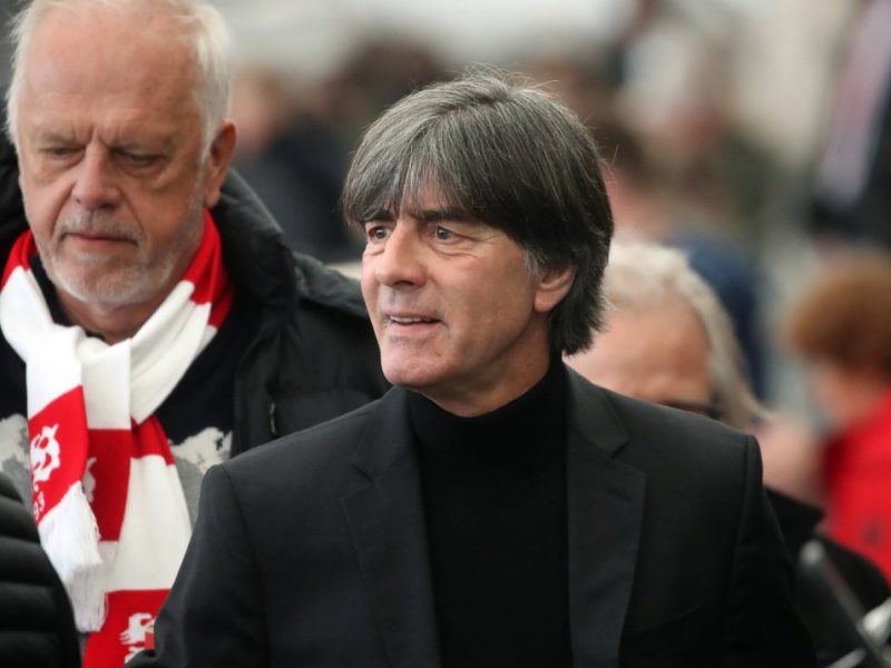 Das wäre ein echter Hammer! Plötzlich wird Ex-Bundestrainer Jogi Löw mit einem ganz besonderen Trainerjob in Verbindung gebracht.