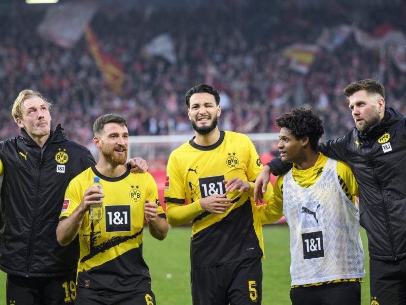 Zuletzt hagelte es für einen Akteur von Borussia Dortmund heftige Kritik. Nun stellte sich BVB-Boss Lars Ricken vor seinen Schützling.