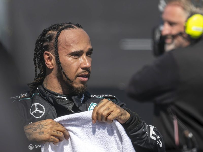 Lewis Hamilton droht ein bitteres Szenario. Ein Ex-Formel-1-Funktionär hegt nun Zweifel ob der Zukunft des Superstars.