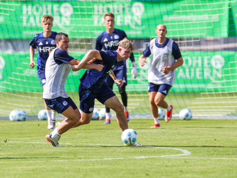 Der FC Schalke 04 bangt um den nächsten Spieler. Ein weiterer S04-Akteur hat sich im Trainingslager eine Blessur zugezogen.