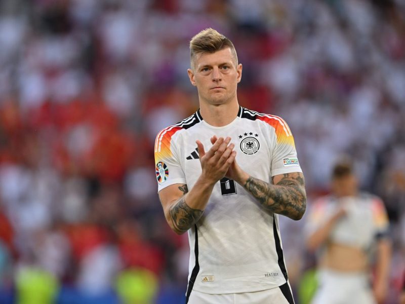 Aus dem Nichts! Toni Kroos verkündet einige Wochen nach seinem Karriereende, dass er auf dem Fußballplatz zurückkehren wird.