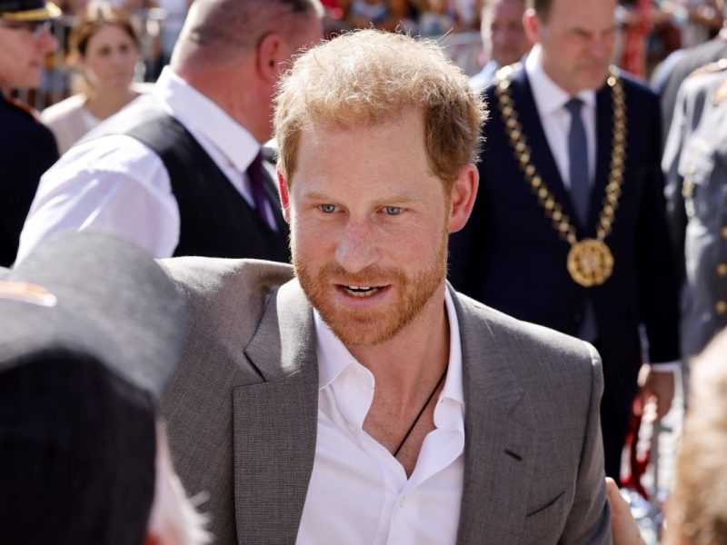 Prinz Harry und Meghan Markle ließen im Jahr 2020 wahrlich die Bombe platzen. Nun verrät ein Palast-Insider spannende Details.