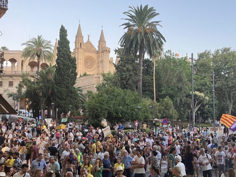 Am Sonntag (19. Juli) fand eine Großdemonstration gegen den Massentourismus aus Mallorca statt. Wer derzeit Urlaub auf Mallorca macht, kann dem Ärger der Einheimischen immer wieder begegnen.