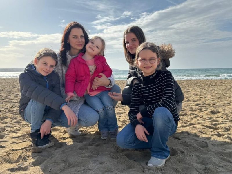 Mutter Fabi Charmi mit ihren vier Töchtern Lia, Maja, Emma und Zoe. Die Familie ist bekannt aus der Fernsehshow 