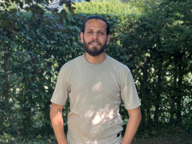 Zwischen Hoffnung und Angst: Munir Safi floh vor der Diktatur und setzt sich für Demokratie und Freiheit ein. Doch nach dem Messerangriff in Solingen fürchtet er um sein Asyl und seine Zukunft.