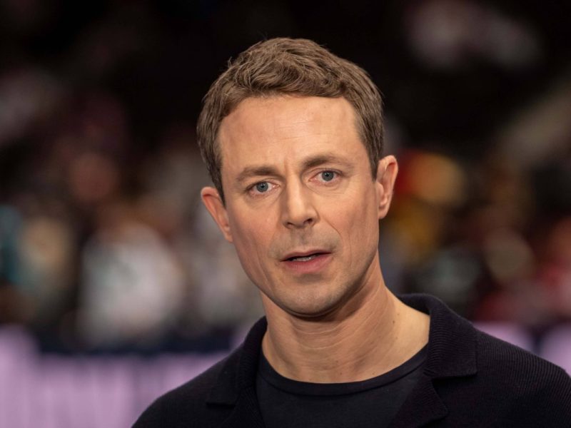 Bei „Gefragt – Gejagt“ stellen sich waghalsige Kandidaten den harten Fragen der Quizshow. Doch bei DIESER Frage reagiert Bommes fassungslos.