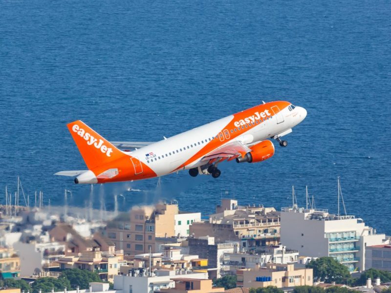 Ein Flugzeug von Easyjet über Mallorca.