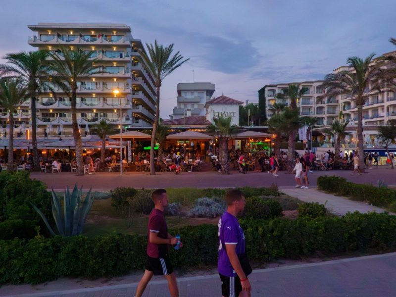 Im Urlaub auf Mallorca nachts an der Playa entlang gehen.