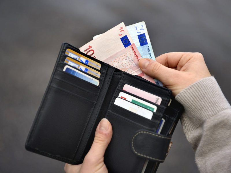 Laut Horoskop können diese Sternzeichen gut auf ihr Geld aufpassen.