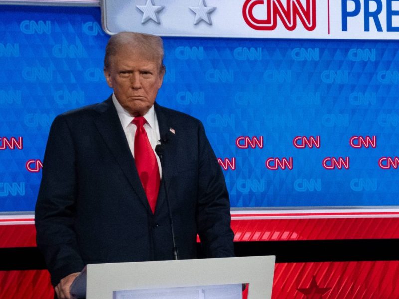 Donald Trump ist bekannt für seine harten Worte, und im US-Wahlkampf 2024 nimmt er kein Blatt vor den Mund. Ob Kamala Harris, Joe Biden oder Hillary Clinton – niemand bleibt verschont. Wie weit kann er noch gehen?