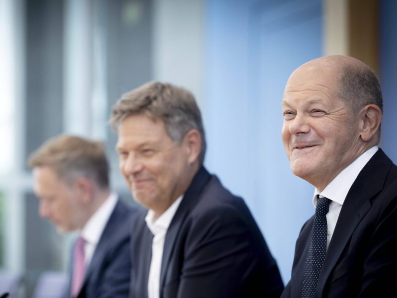 Die Ampelspitzen haben sich im zweiten Anlauf auf den Bundeshaushalt geeinigt. Aus der Opposition hagelt es Kritik.