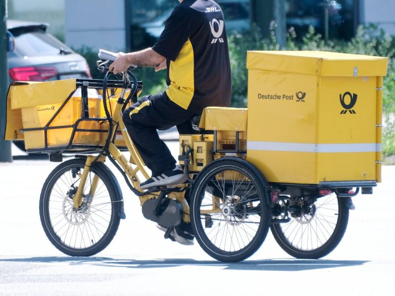 Ein Deutsche Post-Angestellter in NRW musste eine schmerzhafte Erfahrung machen.