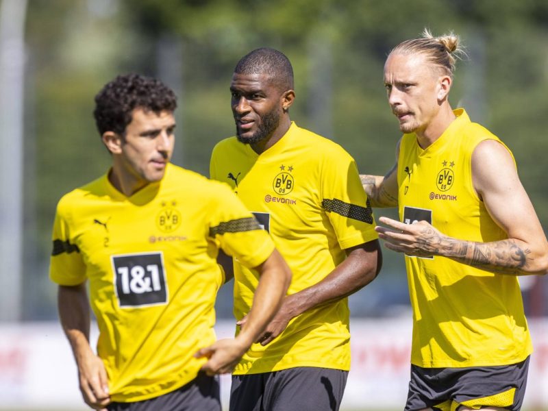 Ein Ex-BVB-Profi ist auch nach seinem Abgang noch immer vereinslos. Das könnte sich in Kürze jedoch ändern, ein Bundesligaklub klopft nun an.