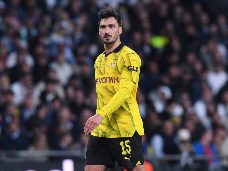 Die Zukunft von Mats Hummels ist weiter offen! Eine neue Spur führt zu einem englischen Top-Klub. Kickt die BVB-Legende bald auf der Insel?