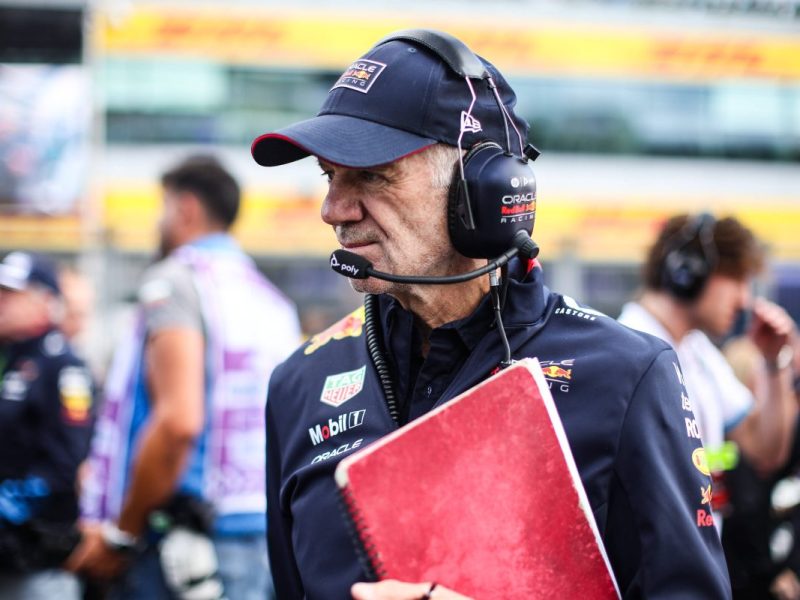 Lange wurde um die Zukunft von Star-Ingenieur Adrian Newey spekuliert. Jetzt scheint eine Entscheidung gefallen zu sein. Er bleibt in der Formel 1!