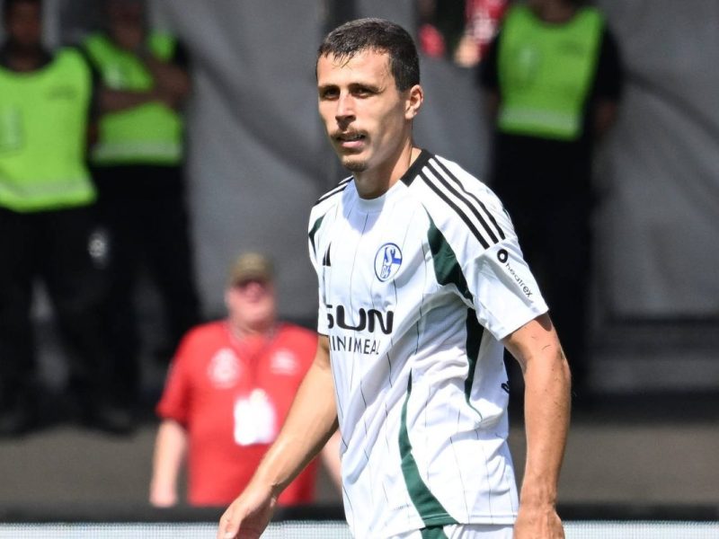 Ron Schallenberg fehlt dem FC Schalke 04 gesperrt.