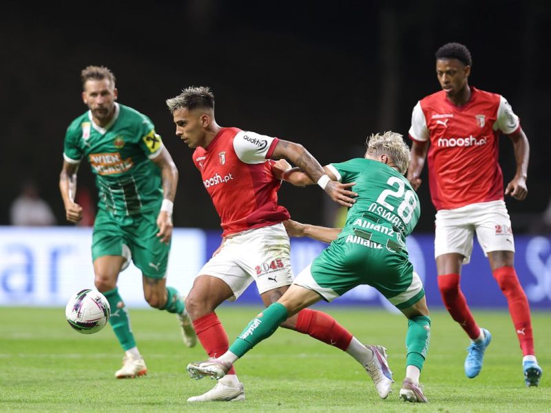 Bei diesem Anblick mussten die Fans des FC Schalke 04 wohl zweimal hinsehen. Zwei Ex-Stars lieferten sich ein spannendes Duell.