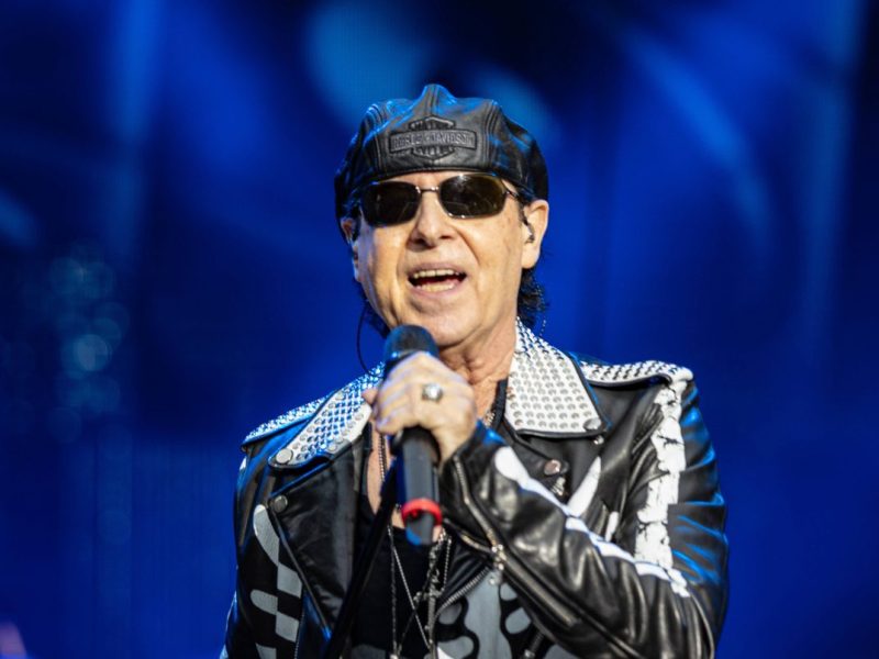 Die Scorpions sind mit ihrem Album „Love At First Sting“ auf Welttournee. Doch jetzt muss die Band ihre Deutschland-Konzerte absagen...