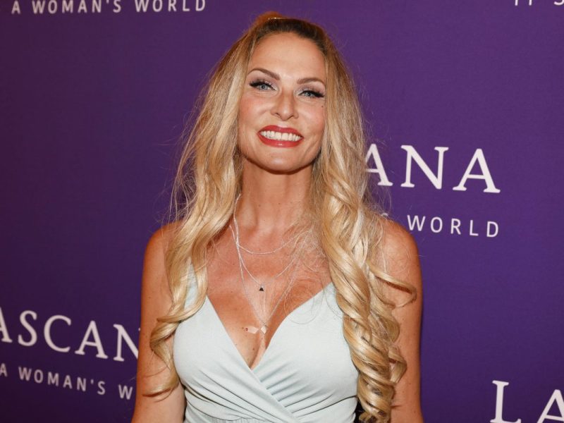 Sonya Kraus lässt es sich derzeit in Griechenland gutgehen. Dabei heizt sie ihren Followern mit sehr pikanten Fotos nun mächtig ein...