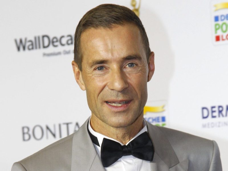 Viele Stars sind aufgrund der Olympiade in Paris. So auch Kai Pflaume. Dabei wurde der ARD-Star nun Opfer eines nassen Streichs...