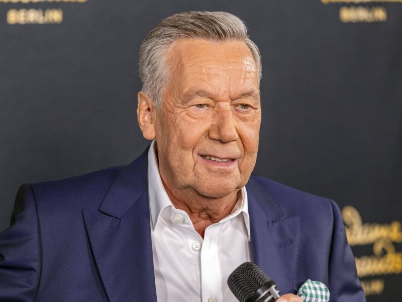 Roland Kaiser gibt seine besten Hits zum Besten. Dabei haben Fans des beliebten Schlagersängers besonderen Grund zur Freude...