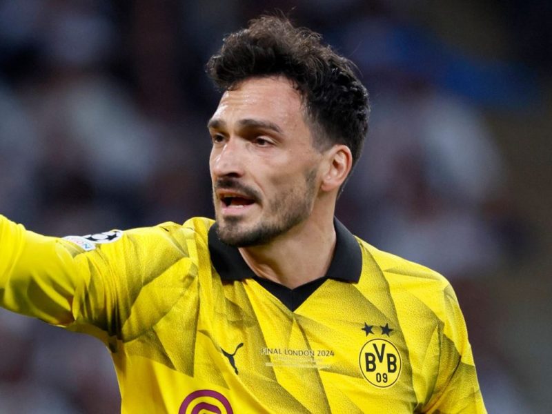 Mats Hummels gibt einem Teamkollegen von Borussia Dortmund auf dem Spielfeld Anweisungen.