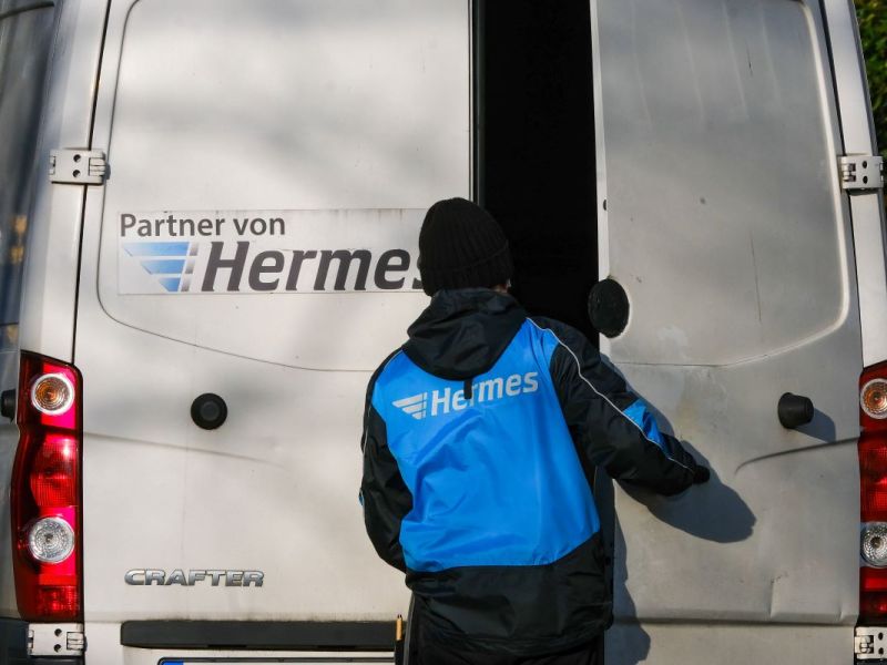 Ein Hermes-Bote hat offenbar eine Rentnerin im Ruhrgebiet betrogen.