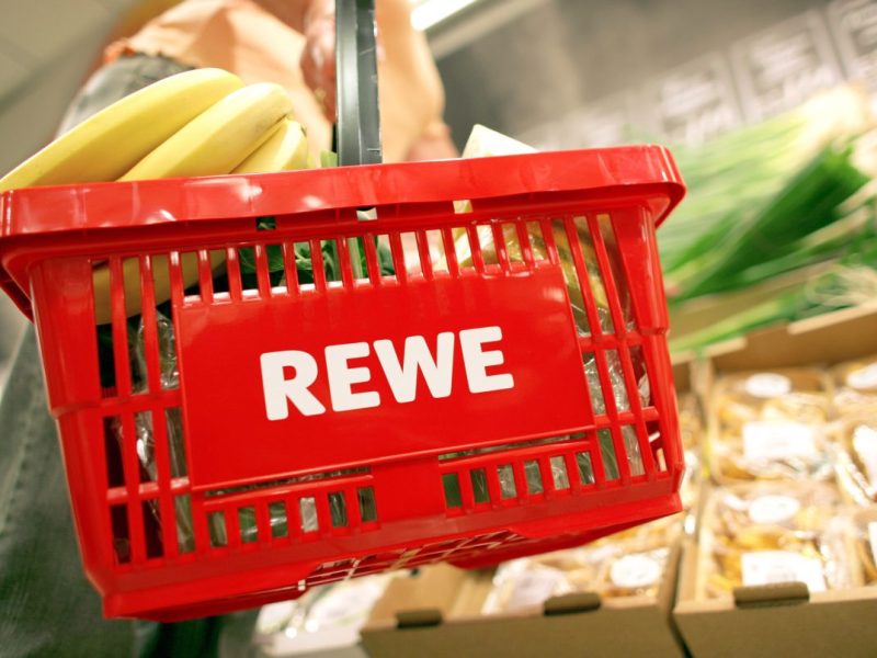 Bei Rewe und anderen Supermärkten finden sich immer wieder nasse Bananen. (Symbolfoto)
