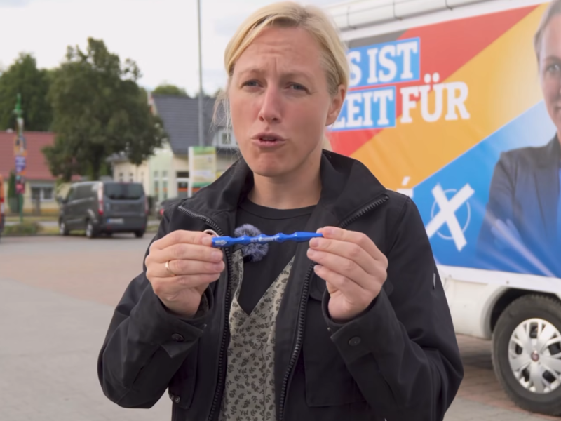 Brandenburg-Wahlkampf: AfD-Politikerin verteilt Waffen.