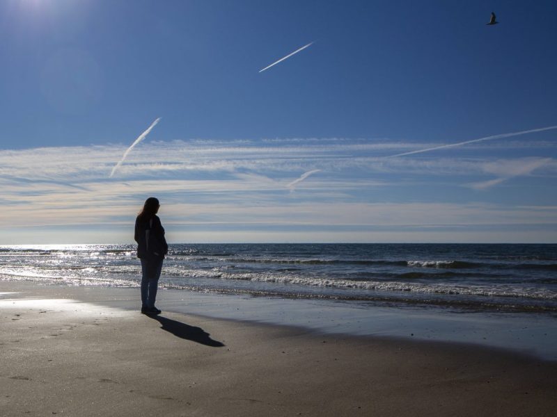 NRW: Eine Frau macht einen letzten Ausflug an die Nordsee. (Symbolfoto)