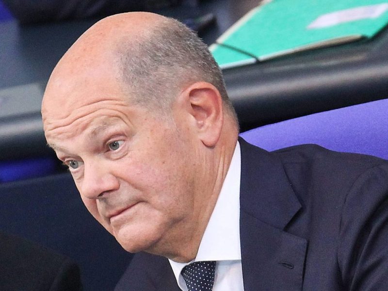 Überraschung: Geschenk für Scholz.