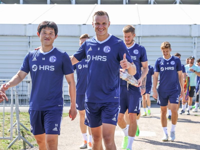 Nach seinem S04-Abgang ist ein Ex-Profi in seiner Heimat zu einem absoluten Superstar geworden. Doch dann folgte ein enorm bitterer Schritt.