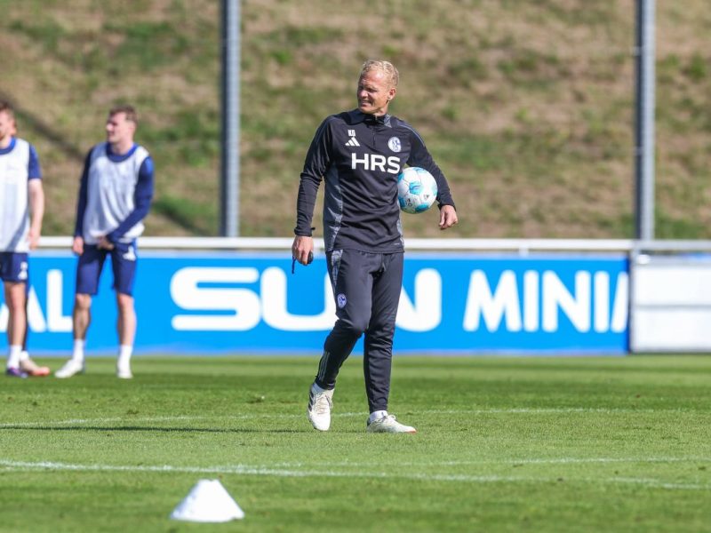 Trainer Karel Geraerts wird plötzlich mit einem ungewohnten Problem konfrontiert. Wie geht der Trainer des FC Schalke 04 nun vor?