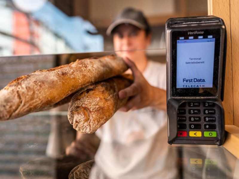 Eine Bäckerei-Mitarbeiterin aus NRW reicht zwei Brote und verlangt die Zahlung mit EC-Karte.