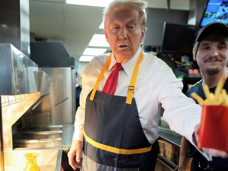 Trump serviert Pommes bei McDonald's – aber alles war abgesperrt und inszeniert. Kamala Harris hingegen hat echte McDonald's-Erfahrung.