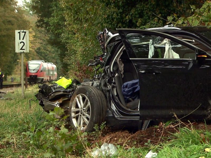 Ruhrgebiet: Auto kollidiert mit Zug.