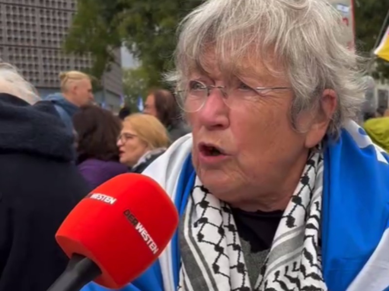 Berlin - Friedensdemo: Teilnehmerin verteidigt Russland und Putin.