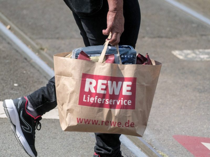 Bei diesem Anblick musste der Rewe-Kunde gleich zweimal hinschauen. Nach seinem Einkauf erwartete ihn eine ungeahnte Überraschung.